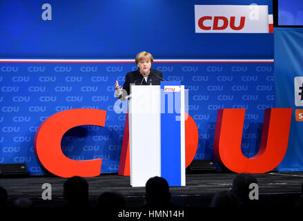 Neumünster, Allemagne. Le 04 février, 2017. La chancelière allemande Angela Merkel (CDU) donne un discours lors de la convention régionale CDU à Neumuenster, Allemagne, 04 février 2017. La sélection du chef de l'État partie comme candidat à la prochaine élection fédérale, ainsi que d'autres questions ont été discutées lors de la convention. Photo : Carsten Rehder/dpa/Alamy Live News Banque D'Images