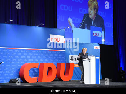 Neumünster, Allemagne. Le 04 février, 2017. La chancelière allemande Angela Merkel (CDU) donne un discours lors de la convention régionale CDU à Neumuenster, Allemagne, 04 février 2017. La sélection du chef de l'État partie comme candidat à la prochaine élection fédérale, ainsi que d'autres questions ont été discutées lors de la convention. Photo : Carsten Rehder/dpa/Alamy Live News Banque D'Images