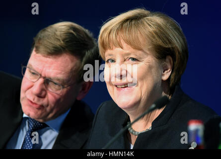 Neumünster, Allemagne. Le 04 février, 2017. La chancelière allemande Angela Merkel (CDU) donne un discours lors de la convention régionale CDU à Neumuenster, Allemagne, 04 février 2017. La sélection du chef de l'État partie comme candidat à la prochaine élection fédérale, ainsi que d'autres questions ont été discutées lors de la convention. Photo : Carsten Rehder/dpa/Alamy Live News Banque D'Images