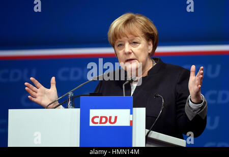 Neumünster, Allemagne. Le 04 février, 2017. La chancelière allemande Angela Merkel (CDU) donne un discours lors de la convention régionale CDU à Neumuenster, Allemagne, 04 février 2017. La sélection du chef de l'État partie comme candidat à la prochaine élection fédérale, ainsi que d'autres questions ont été discutées lors de la convention. Photo : Carsten Rehder/dpa/Alamy Live News Banque D'Images