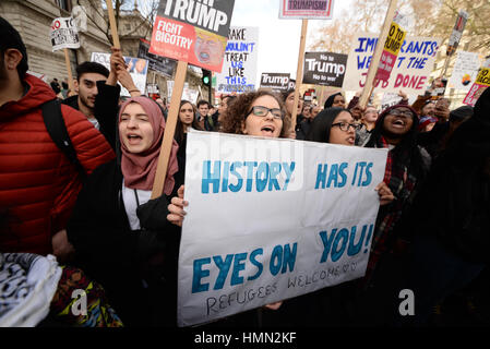 L'interdiction des musulmans. Les manifestants se sont réunis à l'extérieur de Downing Street pour protester contre l'ordre exécutif Donald Trump - surnommé son interdiction "musulman" Banque D'Images