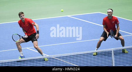 Les joueurs de tennis belge Joris De Loore (l) et Ruben Bemelmans au cours du premier tour de la Coupe Davis de tennis entre l'Allemagne et la Belgique dans l'Ballsporthalle, Allemagne, 04 janvier 2017. Photo : Arne Dedert/dpa Banque D'Images