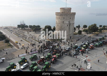 Thessalonique, Grèce, Février 4th, 2017. Les agriculteurs protestent contre leurs tracteurs d'entraînement dans le centre-ville du nord du port grec de Thessalonique. Les agriculteurs grecs s'opposent à l'augmentation des impôts et des cotisations sociales qu'ils paient. Credit : Orhan Tsolak / Alamy Live News Banque D'Images