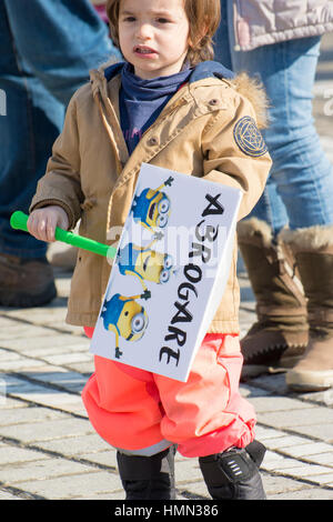 Brasov, Roumanie - Février 04, 2017:Les enfants pour protester contre la décision du prisonnier en particulier grâce à la corruption. Ionut Crédit : David/Alamy Live News Banque D'Images