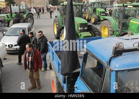 Thessalonique, Grèce, Février 4th, 2017. Les agriculteurs protestent contre leurs tracteurs d'entraînement dans le centre-ville du nord du port grec de Thessalonique. Les agriculteurs grecs s'opposent à l'augmentation des impôts et des cotisations sociales qu'ils paient. Credit : Orhan Tsolak / Alamy Live News Banque D'Images