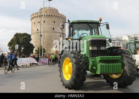 Thessalonique, Grèce, Février 4th, 2017. Les agriculteurs protestent contre leurs tracteurs d'entraînement dans le centre-ville du nord du port grec de Thessalonique. Les agriculteurs grecs s'opposent à l'augmentation des impôts et des cotisations sociales qu'ils paient. Credit : Orhan Tsolak / Alamy Live News Banque D'Images