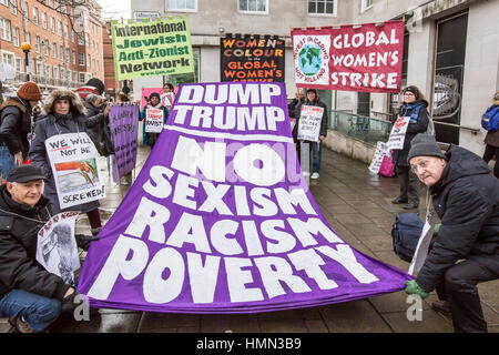 Londres, Royaume-Uni. 4 Février, 2017. Des milliers ont défilé à Londres, à partir de l'ambassade américaine à Grosvenor Square à Downing Street sur Whitehall, pour protester contre Donald Trumps nouveaux anti-musulmans les politiques d'immigration et Theresa May's collusion avec lui. David Rowe/ Alamy Live News Banque D'Images