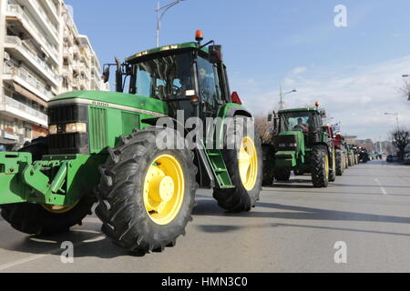 Thessalonique, Grèce, Février 4th, 2017. Les agriculteurs protestent contre leurs tracteurs d'entraînement dans le centre-ville du nord du port grec de Thessalonique. Les agriculteurs grecs s'opposent à l'augmentation des impôts et des cotisations sociales qu'ils paient. Credit : Orhan Tsolak / Alamy Live News Banque D'Images