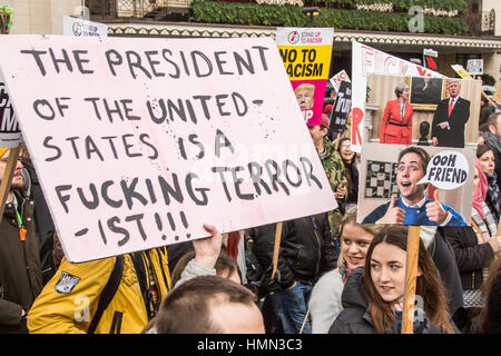 Londres, Royaume-Uni. 4 Février, 2017. Des milliers ont défilé à Londres, à partir de l'ambassade américaine à Grosvenor Square à Downing Street sur Whitehall, pour protester contre Donald Trumps nouveaux anti-musulmans les politiques d'immigration et Theresa May's collusion avec lui. David Rowe/ Alamy Live News Banque D'Images