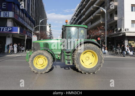 Thessalonique, Grèce, Février 4th, 2017. Les agriculteurs protestent contre leurs tracteurs d'entraînement dans le centre-ville du nord du port grec de Thessalonique. Les agriculteurs grecs s'opposent à l'augmentation des impôts et des cotisations sociales qu'ils paient. Credit : Orhan Tsolak / Alamy Live News Banque D'Images