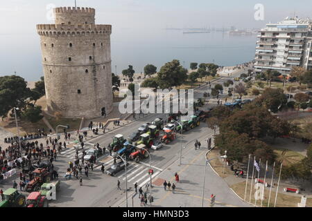 Thessalonique, Grèce, Février 4th, 2017. Les agriculteurs protestent contre leurs tracteurs d'entraînement dans le centre-ville du nord du port grec de Thessalonique. Les agriculteurs grecs s'opposent à l'augmentation des impôts et des cotisations sociales qu'ils paient. Credit : Orhan Tsolak / Alamy Live News Banque D'Images