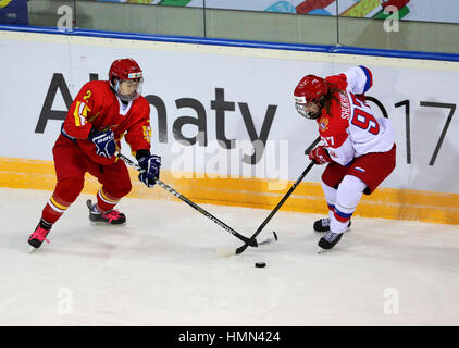 Almaty (Kazakhstan). Feb, 2017 4. Anna Shokhina(R) de la Russie rivalise avec Xiao Jinqiu de Chine pendant les demi-finales de hockey sur glace, à la 28e Universiade d'hiver à Almaty, Kazakhstan, le 4 février 2017. Credit : Meng Yongmin/Xinhua/Alamy Live News Banque D'Images