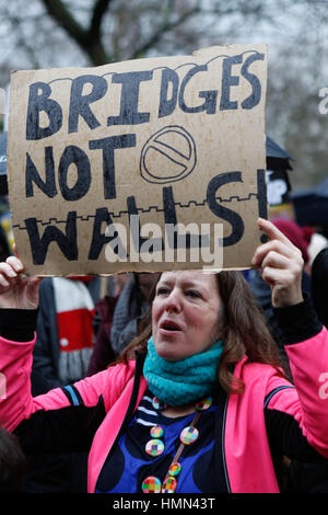 Londres, Royaume-Uni. 4 février, 2017. arrêt de l'atout interdiction musulmane une femme tenant une pancarte de l'affiche à l'extérieur de l'ambassade des États-Unis Crédit : Brian southam/Alamy live news Banque D'Images