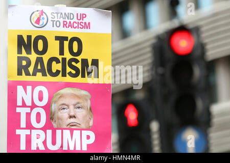 Londres, Royaume-Uni. Feb, 2017 4. Des milliers de personnes manifester devant l'ambassade des Etats-Unis à Londres et en mars à Downing Street contre le président américain, Donald Trump, l'interdiction des personnes de sept pays à majorité musulmane, l'entrée aux États-Unis. Credit : Dinendra Haria/Alamy Live News Banque D'Images