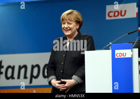 Neumünster, Allemagne. Le 04 février, 2017. La chancelière allemande Angela Merkel (CDU) Comité permanent sur scène lors de la convention régionale CDU à Neumuenster, Allemagne, 04 février 2017. La sélection du chef de l'État partie comme candidat à la prochaine élection fédérale, ainsi que d'autres questions ont été discutées lors de la convention. Photo : Carsten Rehder/dpa/Alamy Live News Banque D'Images