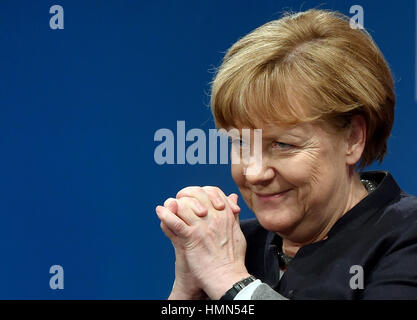 Neumünster, Allemagne. Le 04 février, 2017. La chancelière allemande Angela Merkel (CDU) debout sur le podium lors de la convention régionale CDU à Neumuenster, Allemagne, 04 février 2017. La sélection du chef de l'État partie comme candidat à la prochaine élection fédérale, ainsi que d'autres questions ont été discutées lors de la convention. Photo : Carsten Rehder/dpa/Alamy Live News Banque D'Images