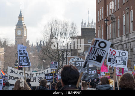 Londres, Royaume-Uni. 4 Février, 2017. Des milliers de manifestants mars entre l'ambassade américaine à Grosvenor Square, à Downing Street, pour protester contre la controversée Donald Trump Crédit : interdiction de voyager adrian mabe/Alamy Live News Banque D'Images