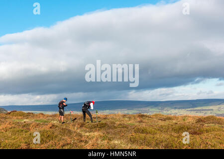 UK Sport : Ilkley Moor, West Yorkshire, Royaume-Uni. 4 février 2017. Porteur de prendre part à la 23 mile Stride Rombalds Winter Challenge, remontant la vallée de l'Airedale, plus Rombalds à Ilkley Moor et dans Otley Chevin. Rebecca Cole/Alamy Live News Banque D'Images