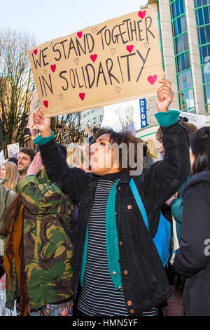 Bristol, Royaume-Uni. 4 Février, 2017. Des centaines de personnes ont défilé dans le centre-ville de Bristol, en signe de protestation contre le président américain, Donald Trump, l'interdiction de l'« musulmans et des réfugiés" et appelant à l'emporter sur sa visite d'état sera annulée. Bristol, Royaume-Uni. 4 février. 2017. Credit : Redorbital Photography/Alamy Live News Banque D'Images