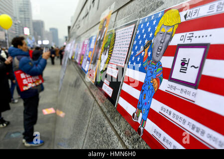 Séoul, Corée du Sud. Feb, 2017 4. Les personnes à la recherche de morceaux de peinture art pendant le rallye contre le président Park Geun-hye sur la place de Gwanghwamun. Credit : Min Won-Ki/ZUMA/Alamy Fil Live News Banque D'Images