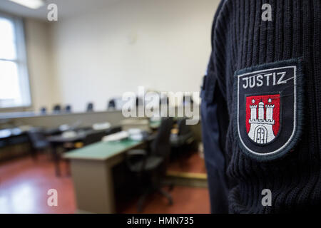 Hambourg, Allemagne. 10 fév, 2017. Un agent de la justice se trouve dans la salle d'audience vide de l'immeuble de la justice pénale avant l'annonce du verdict concernant l'action en cessation par le président turc Erdogan contre satiriste Allemand Jan Boehmermann à Hambourg, Allemagne, 10 février 2017. Photo : Christian Charisius/apd extérieure/dpa/Alamy Live News Banque D'Images