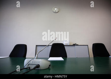 Hambourg, Allemagne. 10 fév, 2017. Vue de la présidence du juge du vide dans la salle de cour de l'édifice de la justice pénale avant l'annonce du verdict concernant l'action en cessation par le président turc Erdogan contre satiriste Allemand Jan Boehmermann à Hambourg, Allemagne, 10 février 2017. Photo : Christian Charisius/apd extérieure/dpa/Alamy Live News Banque D'Images