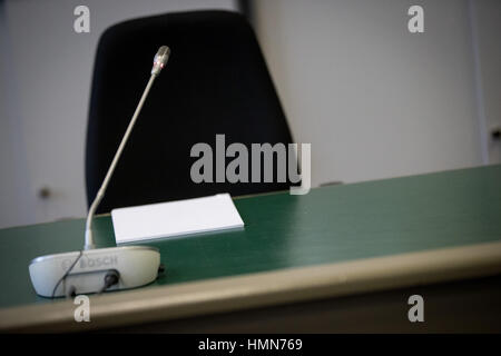 Hambourg, Allemagne. 10 fév, 2017. Vue de la présidence du juge du vide dans la salle de cour de l'édifice de la justice pénale avant l'annonce du verdict concernant l'action en cessation par le président turc Erdogan contre satiriste Allemand Jan Boehmermann à Hambourg, Allemagne, 10 février 2017. Photo : Christian Charisius/apd extérieure/dpa/Alamy Live News Banque D'Images