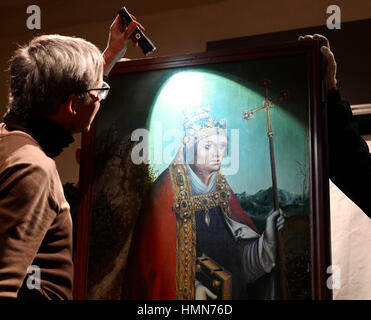 Norderstedt, Allemagne. 09Th Feb 2017. Expert restauration Björn Stahl examine un autel avec un portrait de l'escadre le Pape Grégoire le Grand (540-604), l'EC dans la cathédrale de Merseburg Merseburg, Allemagne, 09 février 2017. La pièce avait été prêté aux Etats-Unis avant d'être retourné à la cathédrale's collection pour une prochaine exposition de Luther. Photo : Peter Endig/dpa-Zentralbild/dpa/Alamy Live News Banque D'Images