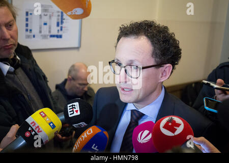 Hambourg, Allemagne. 10 fév, 2017. Porte-parole de la Cour explique Kai Wantzen le verdict de la cour aux journalistes après l'annonce du verdict concernant l'action en cessation par le président turc Erdogan contre satiriste Allemand Jan Boehmermann à l'édifice de la justice pénale dans la région de Hambourg, Allemagne, 10 février 2017. Selon le tribunal régional de Hambourg, Boehmermann n'est pas autorisé à publier certaines parties de son poème sur le président turc Erdogan. Photo : Christian Charisius/dpa/Alamy Live News Banque D'Images