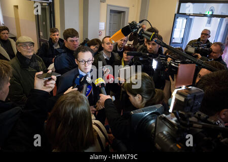 Hambourg, Allemagne. 10 fév, 2017. Porte-parole de la Cour Kai Wantzen (c) explique le verdict de la cour aux journalistes après l'annonce du verdict concernant l'action en cessation par le président turc Erdogan contre satiriste Allemand Jan Boehmermann à l'édifice de la justice pénale dans la région de Hambourg, Allemagne, 10 février 2017. Selon le tribunal régional de Hambourg, Boehmermann n'est pas autorisé à publier certaines parties de son poème sur le président turc Erdogan. Photo : Christian Charisius/dpa/Alamy Live News Banque D'Images