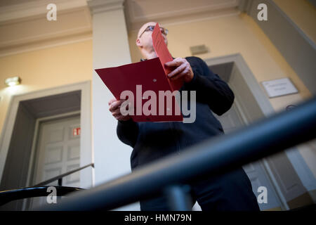 Hambourg, Allemagne. 10 fév, 2017. Un officier de justice regarde ses documents avant l'annonce du verdict concernant l'action en cessation par le président turc Erdogan contre satiriste Allemand Jan Boehmermann à l'édifice de la justice pénale dans la région de Hambourg, Allemagne, 10 février 2017. Selon le tribunal régional de Hambourg, Boehmermann n'est pas autorisé à publier certaines parties de son poème sur le président turc Erdogan. Photo : Christian Charisius/dpa/Alamy Live News Banque D'Images