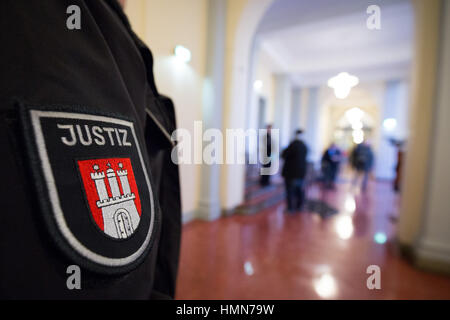 Hambourg, Allemagne. 10 fév, 2017. Un agent de la justice et les journalistes attendez l'annonce du verdict concernant l'action en cessation par le président turc Erdogan contre satiriste Allemand Jan Boehmermann à l'édifice de la justice pénale dans la région de Hambourg, Allemagne, 10 février 2017. Selon le tribunal régional de Hambourg, Boehmermann n'est pas autorisé à publier certaines parties de son poème sur le président turc Erdogan. Photo : Christian Charisius/dpa/Alamy Live News Banque D'Images