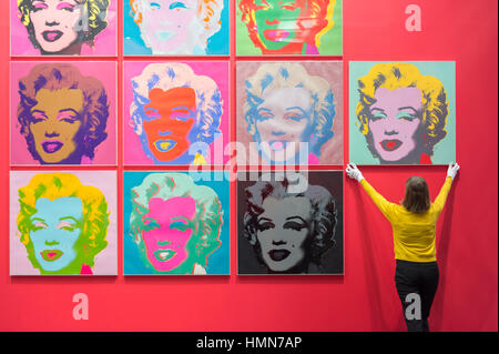 British Museum, Londres, Royaume-Uni. 10 Février, 2017. Couleur 10 screenprints créé il y a 50 ans par Andy Warhol ont été installés dans le Musée britannique Sainsbury's expositions la galerie avant l'ouverture le 9 mars de l'exposition du Musée titre printemps Le rêve américain : Pop à l'heure actuelle. Conservatrice du projet Catherine Daunt rend les ajustements nécessaires au positionnement des œuvres sur les murs de la galerie. © 2016 The Andy Warhol Foundation for the Visual Arts, Inc./Artists Rights Society (ARS), New York et Londres, le SMECA. Tate, Londres 2016. Credit : Malcolm Park editorial/Alamy Live News Banque D'Images