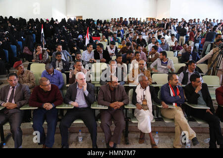 9 février 2017 - célébrations ont eu lieu dans le campus de l'université de la ville de Taiz pour commémorer le sixième anniversaire du Printemps arabe ainsi que la révolution yéménite qui a renversé l'ancien président Ali Abdullah Saleh. Les célébrations comprenant la présentation et discours, ont été suivies par les responsables politiques et militaires de même que des membres de la résistance Taiz (crédit Image : ©/Alseddik ImagesLive Abdulnasser via Zuma sur le fil) Banque D'Images