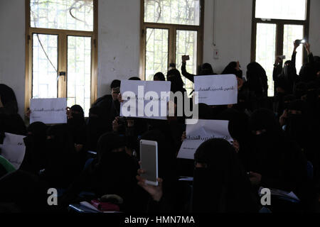 9 février 2017 - célébrations ont eu lieu dans le campus de l'université de la ville de Taiz pour commémorer le sixième anniversaire du Printemps arabe ainsi que la révolution yéménite qui a renversé l'ancien président Ali Abdullah Saleh. Les célébrations comprenant la présentation et discours, ont été suivies par les responsables politiques et militaires de même que des membres de la résistance Taiz (crédit Image : ©/Alseddik ImagesLive Abdulnasser via Zuma sur le fil) Banque D'Images