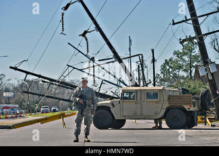 La Nouvelle Orléans, Louisiane. Feb 9, 2017. Un soldat avec la Garde nationale de la Louisiane dirige le trafic autour des fils électriques après les tornades ont balayé le Ninth Ward en tuant un et en blessant des dizaines de personnes le 9 février 2017 à la Nouvelle Orléans, Louisiane. Banque D'Images