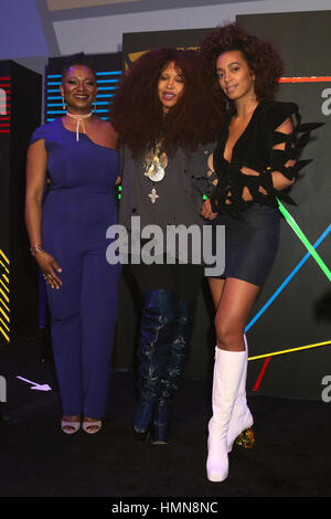 Los Angeles, USA. Feb 9, 2017. Vanessa DeLuca, Erykah Badu et Solange Knowles en 2017 Essence Black Women in Music Grammy party à NeueHouse Hollywood le 9 février 2017 à Los Angeles, Californie Banque D'Images