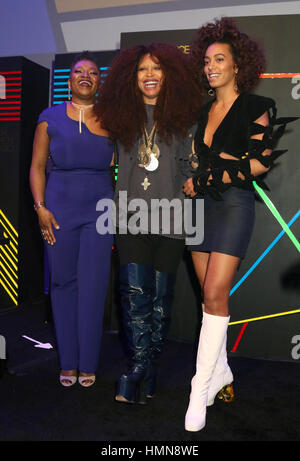 Los Angeles, USA. Feb 9, 2017. Vanessa DeLuca, Erykah Badu et Solange Knowles en 2017 Essence Black Women in Music Grammy party à NeueHouse Hollywood le 9 février 2017 à Los Angeles, Californie Banque D'Images