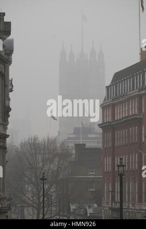 Londres, Royaume-Uni. 10 fév, 2017. Une faible visibilité avec de grands bâtiments obscurcie, bruine et vent amer en gris Le centre de Londres. Credit : Malcolm Park editorial/Alamy Live News Banque D'Images