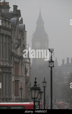 Londres, Royaume-Uni. 10 fév, 2017. Une faible visibilité avec de grands bâtiments obscurcie, bruine et vent amer en gris Le centre de Londres. Credit : Malcolm Park editorial/Alamy Live News Banque D'Images