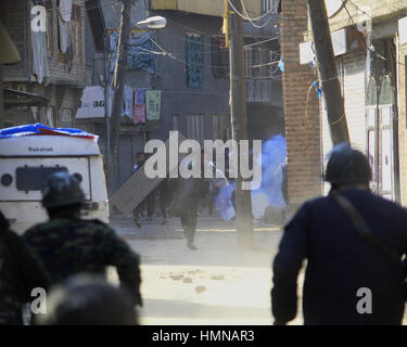 Srinagar, au Cachemire. 9 février 2017. Les policiers indiens chase protestataires à Srinagar, au Cachemire sous contrôle indien du Cachemire, vendredi, 10 février, 2017. Les forces indiennes ont lancé des grenades lacrymogènes pour empêcher une marche de protestation de la région himalayenne du Groupe d'observateurs militaires des Nations Unies dans l'Inde et le Pakistan (UNMOGIP) appelés par les dirigeants séparatistes exigeant la dépouille de Maqbool Bhat, fondateur de Jammu Cachemire (JKLF) avant de la libration et Afzal Guru, un homme Kashmiri exécuté après avoir été reconnu coupable d'avoir attaqué le parlement indien. Banque D'Images