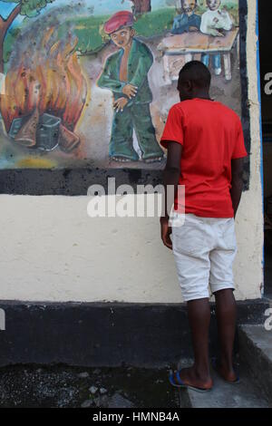 Goma, Congo. 07Th Feb 2016. 16 ans, Eric (nom modifié) dans le centre de transit de l'UNICEF pour les ex-enfants soldats dans l'est de la ville congolaise de Goma, Congo, 07 février 2016. Les enfants et les adolescents apprennent à lire et écrire et fournis avec le soutien psychologique avant de rejoindre leurs familles après plusieurs mois. Photo : Jürgen Bätz/dpa/Alamy Live News Banque D'Images