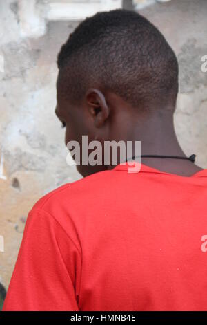 Goma, Congo. 07Th Feb 2016. 16 ans, Eric (nom modifié) dans le centre de transit de l'UNICEF pour les ex-enfants soldats dans l'est de la ville congolaise de Goma, Congo, 07 février 2016. Les enfants et les adolescents apprennent à lire et écrire et fournis avec le soutien psychologique avant de rejoindre leurs familles après plusieurs mois. Photo : Jürgen Bätz/dpa/Alamy Live News Banque D'Images