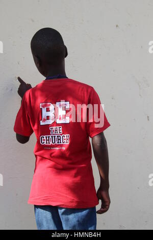 Goma, Congo. 07Th Feb 2016. 10 ans, Joseph (nom modifié) dans le centre de transit de l'UNICEF pour les ex-enfants soldats dans l'est de la ville congolaise de Goma, Congo, 07 février 2016. Les enfants et les adolescents apprennent à lire et écrire et fournis avec le soutien psychologique avant de rejoindre leurs familles après plusieurs mois. Photo : Jürgen Bätz/dpa/Alamy Live News Banque D'Images