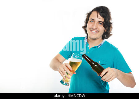 Smiling man Servez la bière isolé sur fond blanc Banque D'Images