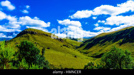 Afrique du Sud Drakensberg paysage panoramique vue panoramique impressionnante, géants verts Château vaste panorama sunny blue sky,nuages,montagnes, la vallée,creek Banque D'Images