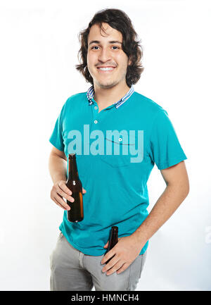 Smiling hispanic man tenir Beer bottle isolated on white Banque D'Images