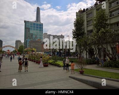 Atmosphère de printemps avec scène colorée sur la rue Nguyen Hue sur Têt. c'était un centre de grandes entreprises régionales et mondiales de premier plan Banque D'Images