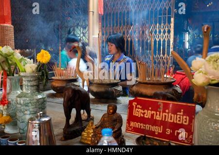 Femme dans la prière la tenue d'encens, dans le complexe du Temple Trang Temple Bouddhiste. Trang, également appelée Mueang Thap Thiang, est l'un des pro du sud Banque D'Images