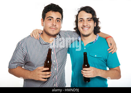 Deux amis avec beers isolated on white Banque D'Images